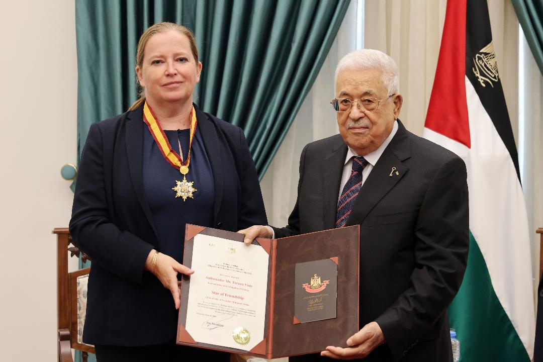 الرئيس يمنح ممثلة مملكة النرويج نجمة الصداقة من وسام الرئيس محمود عباس